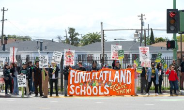 Oakland, CA - 9 Mayıs 2023: Öğretmenler, Aileler ve Destekçiler, 73. Cadde ile Uluslararası Bulvar 'ın köşesindeki öğretmen grevi gününde ellerinde pankart ve pankart tutuyorlar
