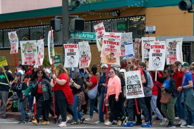 Oakland, CA - 9 Mayıs 2023: Öğretmenler, Veliler ve Destekçiler 35. Cadde ve MacArthur Bulvarı 'nın köşesindeki grev günü pankart ve pankart taşıyorlar