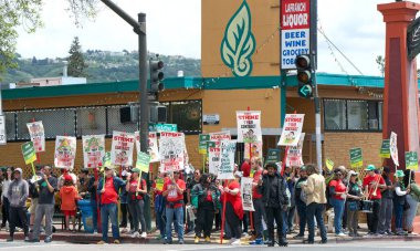 Oakland, CA - 9 Mayıs 2023: Öğretmenler, Veliler ve Destekçiler 35. Cadde ve MacArthur Bulvarı 'nın köşesindeki grev günü pankart ve pankart taşıyorlar