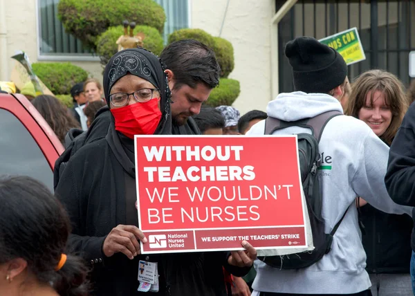 Oakland, CA - 8 Mayıs 2023: Yüzlerce öğretmen, veli ve destekçi Oakland 'ın dağlık kesiminde düzenlenen bir grev mitinginde yürüyor.