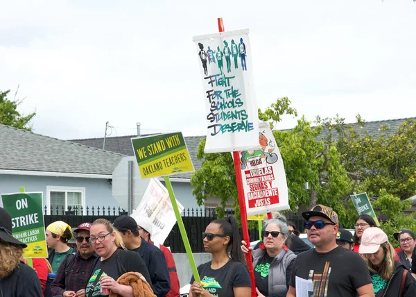 Oakland, CA - 8 Mayıs 2023: Yüzlerce öğretmen, veli ve destekçi Oakland 'ın dağlık kesiminde düzenlenen bir grev mitinginde yürüyor.