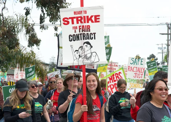 Oakland, CA - 8 Mayıs 2023: Yüzlerce öğretmen, veli ve destekçi Oakland 'ın dağlık kesiminde düzenlenen bir grev mitinginde yürüyor.