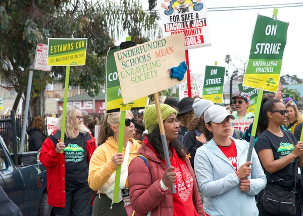 Oakland, CA - 8 Mayıs 2023: Yüzlerce öğretmen, veli ve destekçi Oakland 'ın dağlık kesiminde düzenlenen bir grev mitinginde yürüyor.