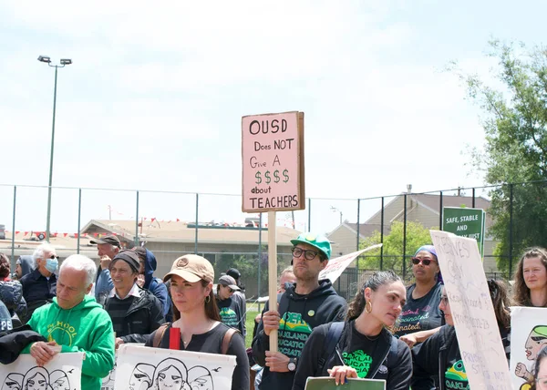 Oakland, CA - 8 Mayıs 2023: Yüzlerce öğretmen, veli ve destekçi Oakland 'ın dağlık kesiminde düzenlenen bir grev mitinginde yürüyor.