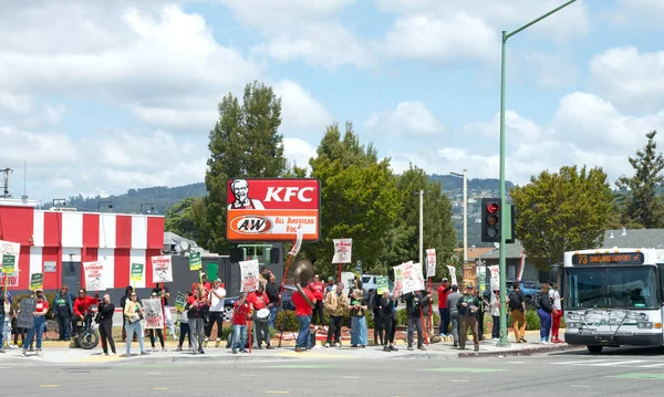 Oakland, CA - 9 Mayıs 2023: Öğretmenler, Aileler ve Destekçiler, 73. Cadde ile Uluslararası Bulvar 'ın köşesindeki öğretmen grevi gününde ellerinde pankart ve pankart tutuyorlar