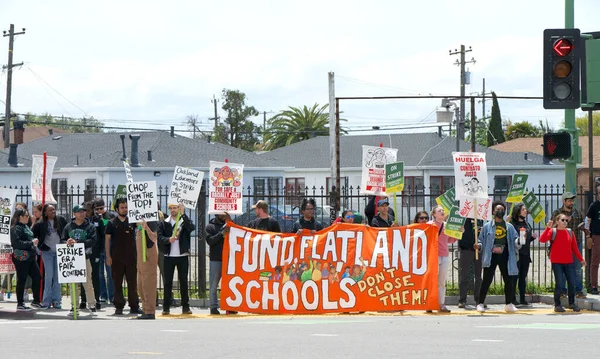 Oakland, CA - 9 Mayıs 2023: Öğretmenler, Aileler ve Destekçiler, 73. Cadde ile Uluslararası Bulvar 'ın köşesindeki öğretmen grevi gününde ellerinde pankart ve pankart tutuyorlar