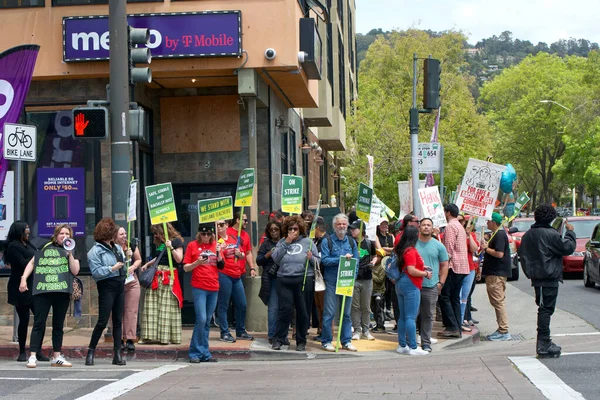 Oakland, CA - 9 Mayıs 2023: Öğretmenler, Veliler ve Destekçiler 35. Cadde ve MacArthur Bulvarı 'nın köşesindeki grev günü pankart ve pankart taşıyorlar