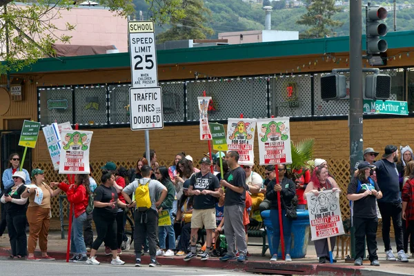 Oakland, CA - 9 Mayıs 2023: Öğretmenler, Veliler ve Destekçiler 35. Cadde ve MacArthur Bulvarı 'nın köşesindeki grev günü pankart ve pankart taşıyorlar
