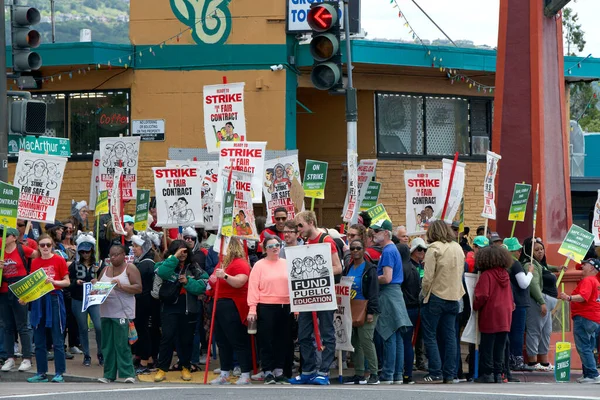 Oakland, CA - 9 Mayıs 2023: Öğretmenler, Veliler ve Destekçiler 35. Cadde ve MacArthur Bulvarı 'nın köşesindeki grev günü pankart ve pankart taşıyorlar