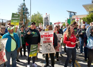 Oakland, CA - 10 Mayıs 2023: Öğretmenler, Veliler ve Destekçiler, La Escuelita İlköğretim Okulu 'nun dışındaki Beşinci Öğretmenler Günü' nde pankart ve pankart taşıyorlar