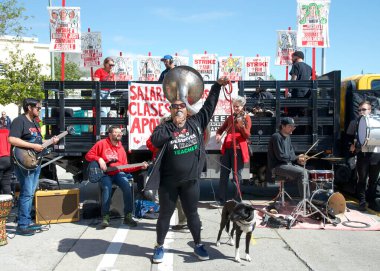 Oakland, CA - 10 Mayıs 2023: Müzik öğretmeni Erica Richardson, La Escuelita İlköğretim Okulu 'nun dışındaki 5..
