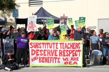 Oakland, CA - 10 Mayıs 2023: Öğretmenler, Veliler ve Destekçiler, La Escuelita İlköğretim Okulu 'nun dışındaki Beşinci Öğretmenler Günü' nde pankart ve pankart taşıyorlar