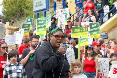 Oakland, CA - 11 Mayıs 2023: Müzik öğretmeni Erica Richardson, Glenview İlköğretim Okulu 'nun dışındaki 6..