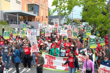 Oakland, CA - 11 Mayıs 2023: Glenview İlköğretim Okulu 'nun dışındaki öğretmen ve ebeveynler grev gününde tabela tutuyorlar.