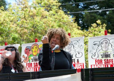 Oakland, CA - 11 Mayıs 2023: Yazar ve Şair Tureeda Mikell Glenview İlköğretim Okulu 'nun dışındaki 6..