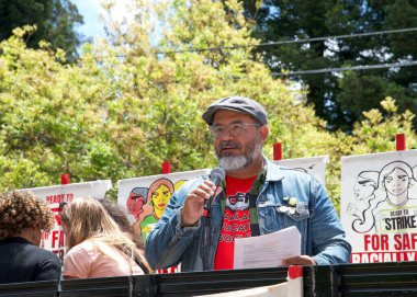 Oakland, CA - 11 Mayıs 2023: Oakland Eğitim Derneği üyesi, Glenview İlköğretim Okulu 'nun dışındaki 6..