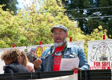 Oakland, CA - 11 Mayıs 2023: Oakland Eğitim Derneği üyesi, Glenview İlköğretim Okulu 'nun dışındaki 6..