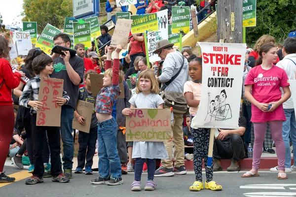 Oakland Maja 2023 Nauczyciele Rodzice Uczniowie Trzymający Znaki Dniu Strajku — Zdjęcie stockowe