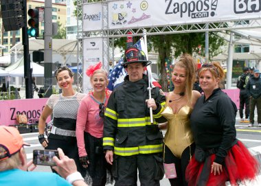 San Francisco, CA - 21 Mayıs 2023: San Francisco 'daki yıllık Bay to Breakers yarışına katılanlar. Yarışa hazırlanıyorum. Başlangıç çizgisinde fotoğraf çekmek.