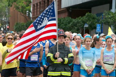 San Francisco, CA - 21 Mayıs 2023: San Francisco 'daki yıllık Bay to Breakers yarışına katılanlar. Yarışa hazırlanıyorum. Başlangıç çizgisinde sıraya girin..