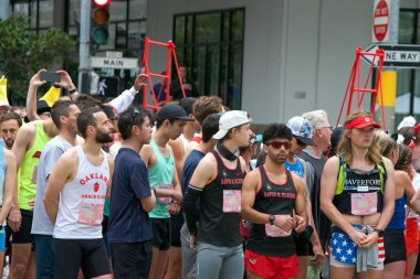 San Francisco, CA - 21 Mayıs 2023: San Francisco 'daki yıllık Bay to Breakers yarışına katılanlar. Yarışa hazırlanıyorum. Başlangıç çizgisinde sıraya girin..