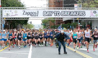 San Francisco, CA - 21 Mayıs 2023: San Francisco 'daki yıllık Bay to Breakers yarışına katılanlar. Yarış başlıyor.