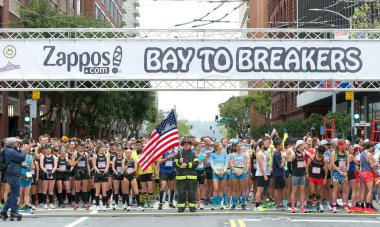 San Francisco, CA - 21 Mayıs 2023: San Francisco 'daki yıllık Bay to Breakers yarışına katılanlar. Yarışa hazırlanıyorum. Başlangıç çizgisinde sıraya girin..