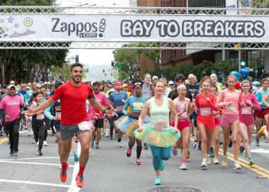 San Francisco, CA - 21 Mayıs 2023: San Francisco 'daki yıllık Bay to Breakers yarışına katılanlar. Yarış başlıyor.