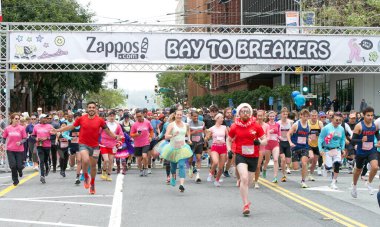 San Francisco, CA - 21 Mayıs 2023: San Francisco 'daki yıllık Bay to Breakers yarışına katılanlar. Yarış başlıyor.