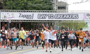 San Francisco, CA - 21 Mayıs 2023: San Francisco 'daki yıllık Bay to Breakers yarışına katılanlar. Yarış başlıyor.