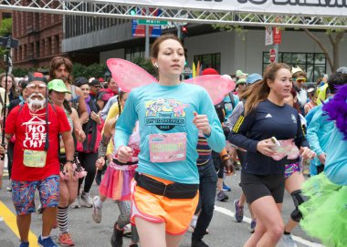 San Francisco, CA - 21 Mayıs 2023: San Francisco 'daki yıllık Bay to Breakers yarışına katılanlar. Yarış başlıyor.