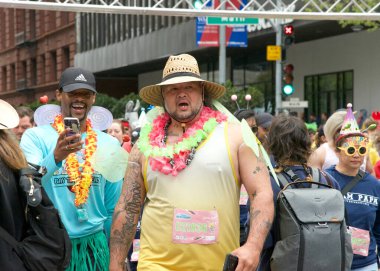 San Francisco, CA - 21 Mayıs 2023: San Francisco 'daki yıllık Bay to Breakers yarışına katılanlar. Yarış başlıyor.