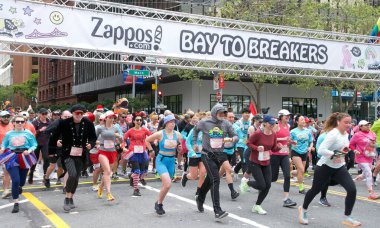 San Francisco, CA - 21 Mayıs 2023: San Francisco 'daki yıllık Bay to Breakers yarışına katılanlar. Yarış başlıyor.
