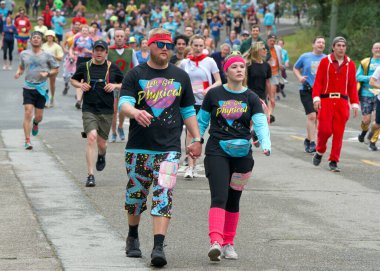 San Francisco, CA - 21 Mayıs 2023: San Francisco 'daki yıllık Bay to Breakers yarışına katılanlar. Golden Gate Parkı 'ndan finiş çizgisine doğru koşuyor..