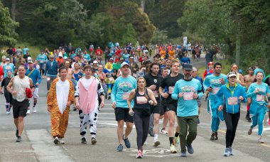 San Francisco, CA - 21 Mayıs 2023: San Francisco 'daki yıllık Bay to Breakers yarışına katılanlar. Golden Gate Parkı 'ndan finiş çizgisine doğru koşuyor..