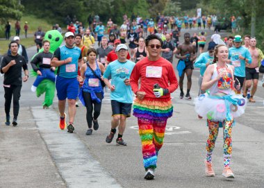 San Francisco, CA - 21 Mayıs 2023: San Francisco 'daki yıllık Bay to Breakers yarışına katılanlar. Golden Gate Parkı 'ndan finiş çizgisine doğru koşuyor..