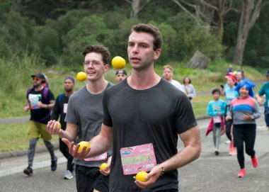San Francisco, CA - 21 Mayıs 2023: San Francisco 'daki yıllık Bay to Breakers yarışına katılanlar. Golden Gate Parkı 'ndan finiş çizgisine doğru koşuyor..