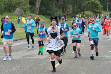 San Francisco, CA - 21 Mayıs 2023: San Francisco 'daki yıllık Bay to Breakers yarışına katılanlar. Golden Gate Parkı 'ndan finiş çizgisine doğru koşuyor..