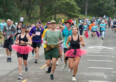 San Francisco, CA - 21 Mayıs 2023: San Francisco 'daki yıllık Bay to Breakers yarışına katılanlar. Golden Gate Parkı 'ndan finiş çizgisine doğru koşuyor..