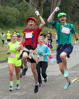 San Francisco, CA - 21 Mayıs 2023: San Francisco 'daki yıllık Bay to Breakers yarışına katılanlar. Golden Gate Parkı 'ndan finiş çizgisine doğru koşuyor..