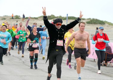 San Francisco, CA - 21 Mayıs 2023: San Francisco 'daki yıllık Bay to Breakers yarışına katılanlar. Bitiş çizgisine doğru Büyük Otoyolda koşuyor..
