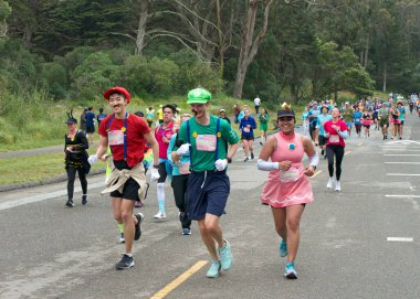 San Francisco, CA - 21 Mayıs 2023: San Francisco 'daki yıllık Bay to Breakers yarışına katılanlar. Golden Gate Parkı 'ndan finiş çizgisine doğru koşuyor..