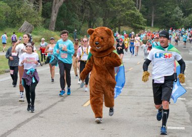 San Francisco, CA - 21 Mayıs 2023: San Francisco 'daki yıllık Bay to Breakers yarışına katılanlar. Golden Gate Parkı 'ndan finiş çizgisine doğru koşuyor..