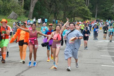 San Francisco, CA - 21 Mayıs 2023: San Francisco 'daki yıllık Bay to Breakers yarışına katılanlar. Golden Gate Parkı 'ndan finiş çizgisine doğru koşuyor..
