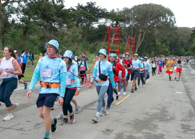 San Francisco, CA - 21 Mayıs 2023: San Francisco 'daki yıllık Bay to Breakers yarışına katılanlar. Golden Gate Parkı 'ndan finiş çizgisine doğru koşuyor..