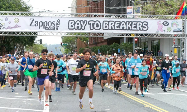 San Francisco, CA - 21 Mayıs 2023: San Francisco 'daki yıllık Bay to Breakers yarışına katılanlar. Yarış başlıyor.