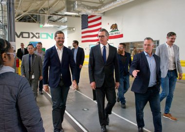 Richmond, CA - 25 Mayıs 2023: Vali Gavin Newsom gezici enerji deposuna öncülük ettikleri MOXION tesisini geziyor. Ticari ve endüstriyel amaçlar için sıfır emisyon jeneratörleri ve off-road ekipmanları üretip kiralamak