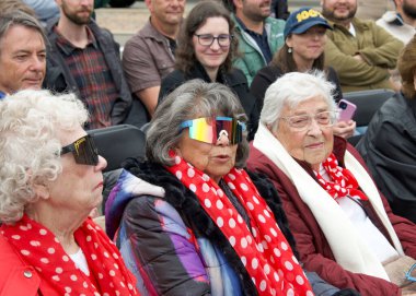 Richmond, CA - 25 Mayıs 2023: Marian Sousa, Ernestine Wean, Jeanne Gibson. Orijinal 