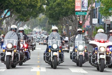 San Francisco, CA - 28 Mayıs 2023: Mission District 'teki 45. Yıllık Karnaval Büyük Geçit Töreni' nin kimliği belirsiz katılımcıları.