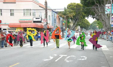 San Francisco, CA - 28 Mayıs 2023: Mission District 'teki 45. Yıllık Karnaval Büyük Geçit Töreni' nin kimliği belirsiz katılımcıları.